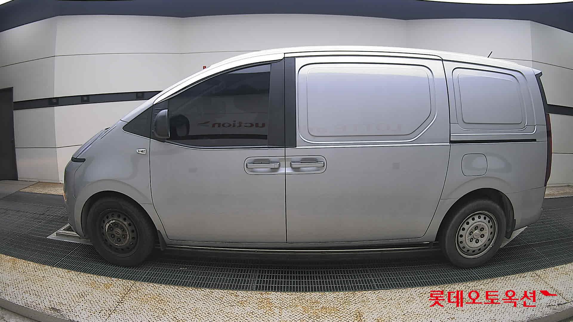 2023 - hyundai staria