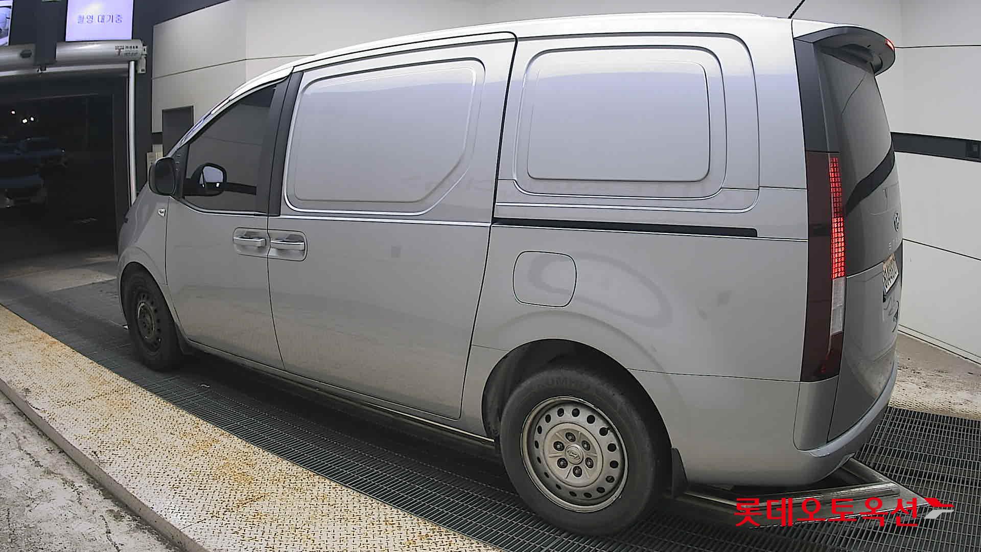 2023 - hyundai staria