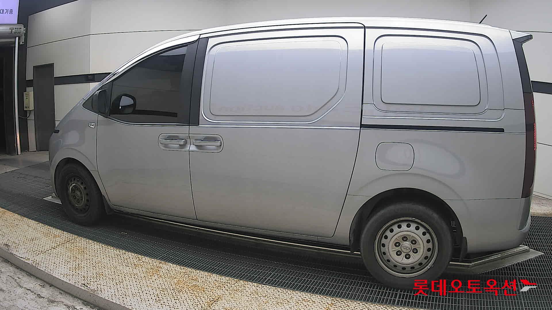 2023 - hyundai staria