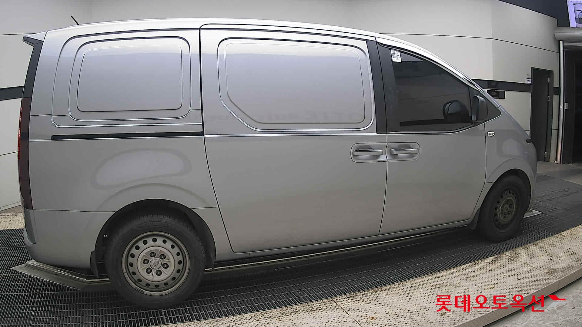 2023 - hyundai staria