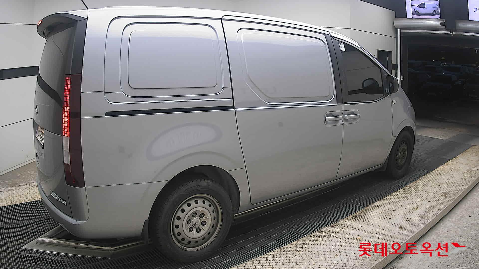 2023 - hyundai staria