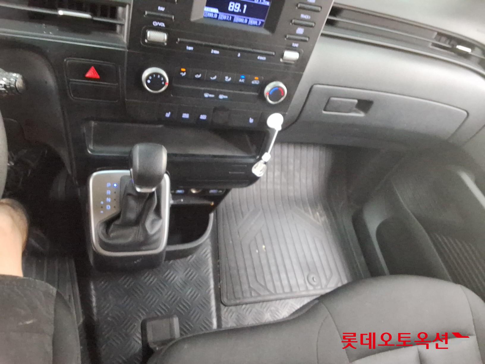 2023 - hyundai staria
