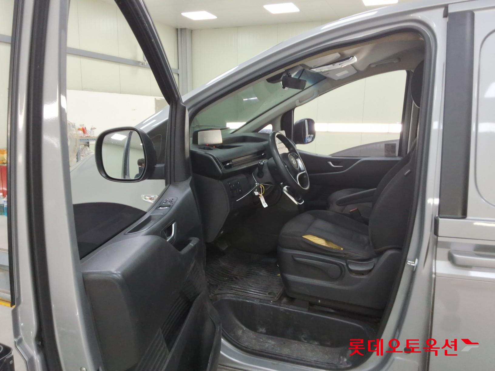 2023 - hyundai staria