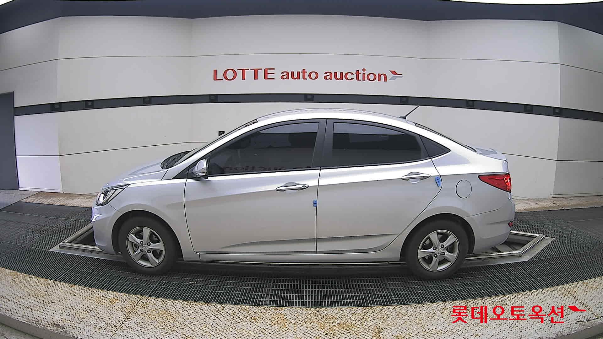 2012 - hyundai accent