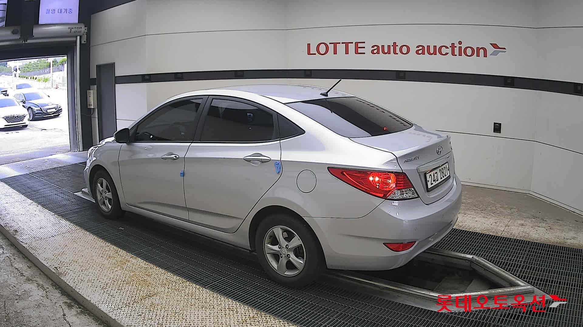 2012 - hyundai accent