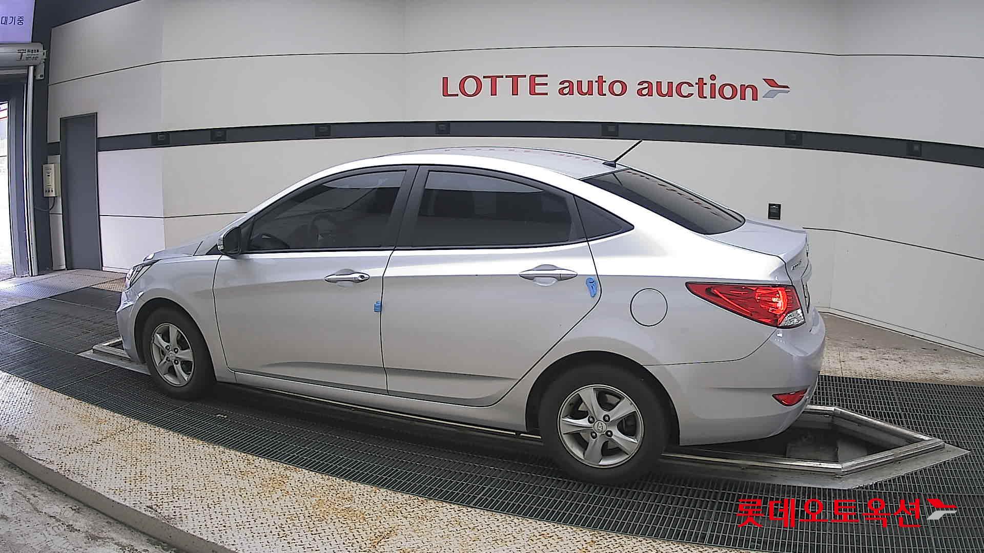 2012 - hyundai accent