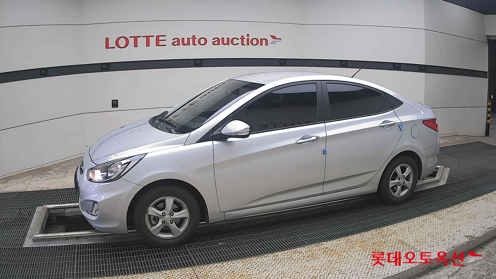 2012 - hyundai accent