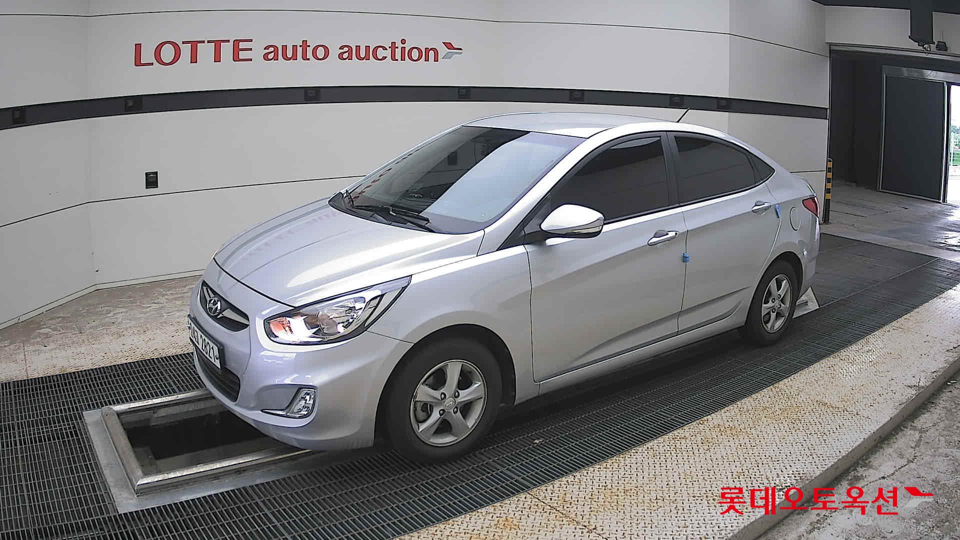 2012 - hyundai accent