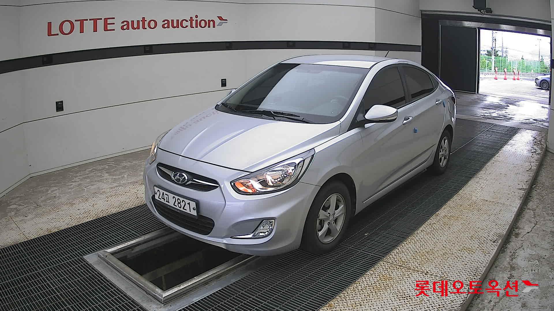 2012 - hyundai accent