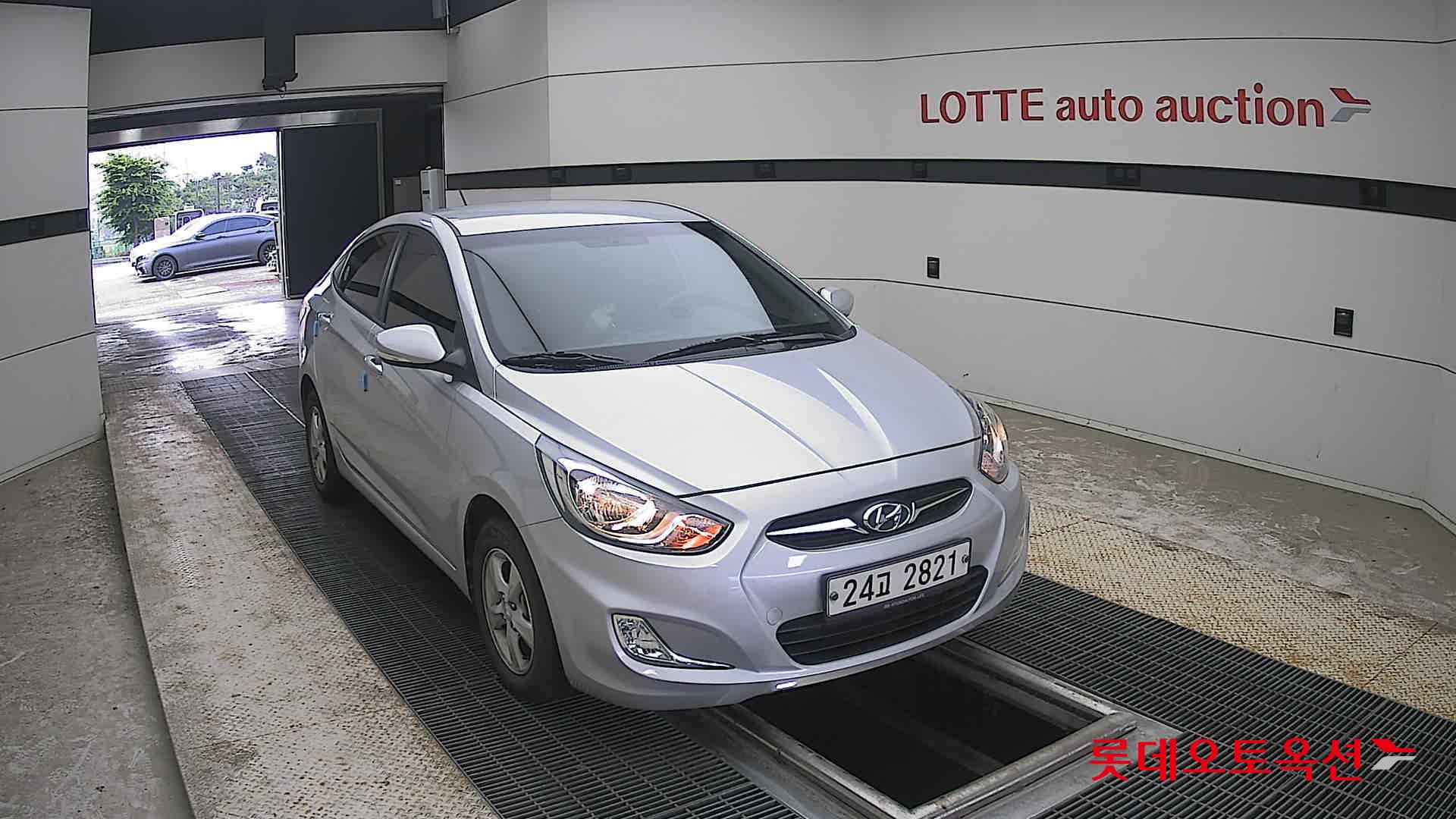 2012 - hyundai accent
