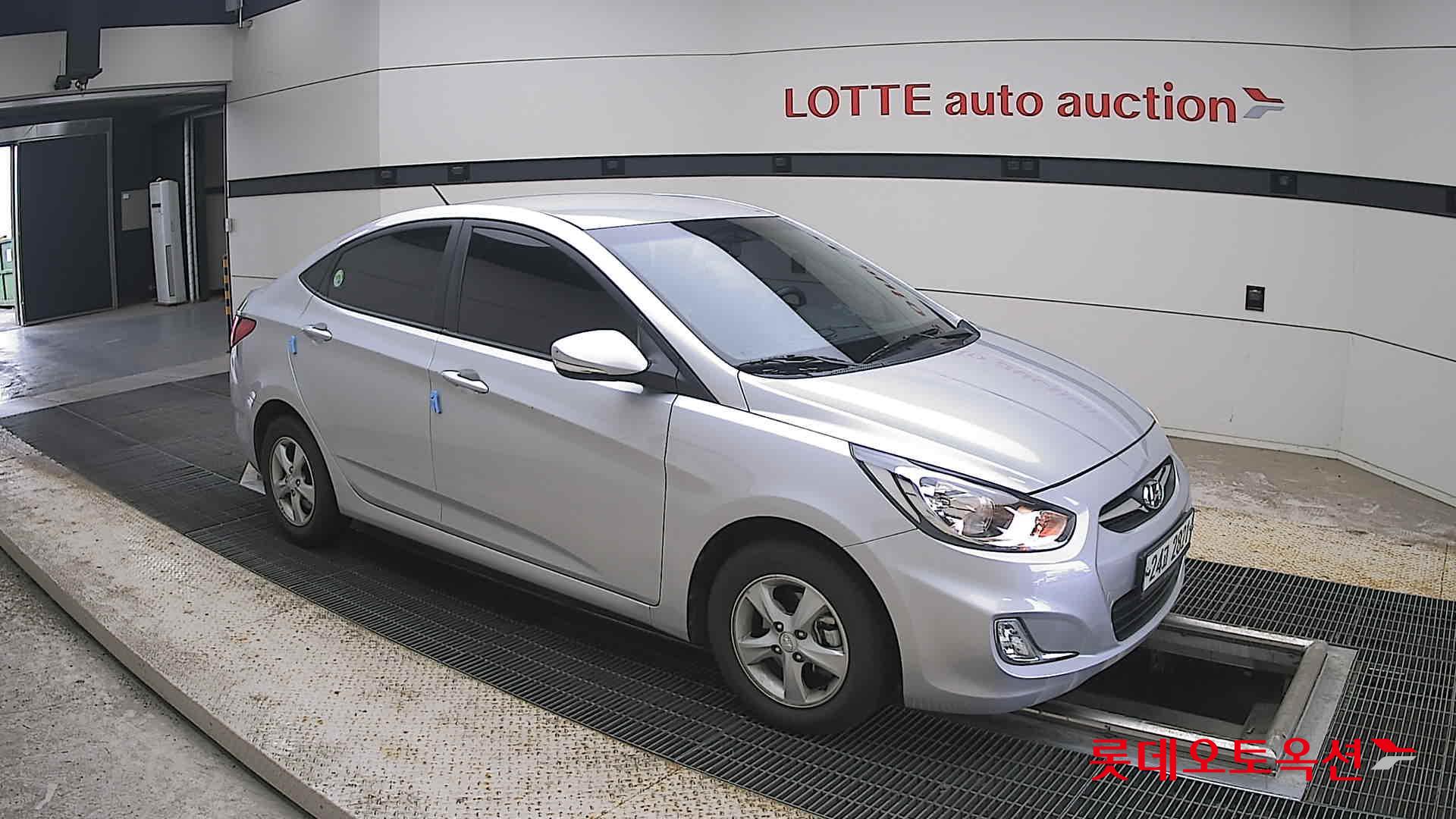 2012 - hyundai accent