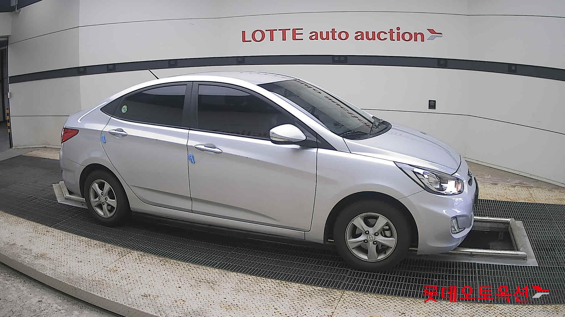 2012 - hyundai accent