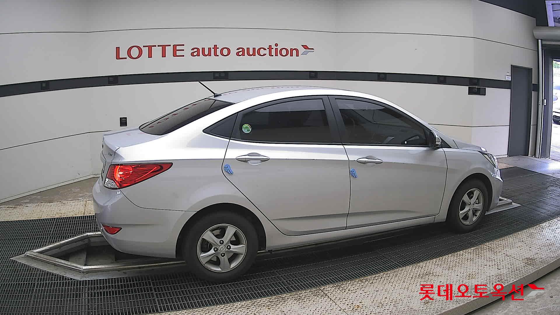 2012 - hyundai accent