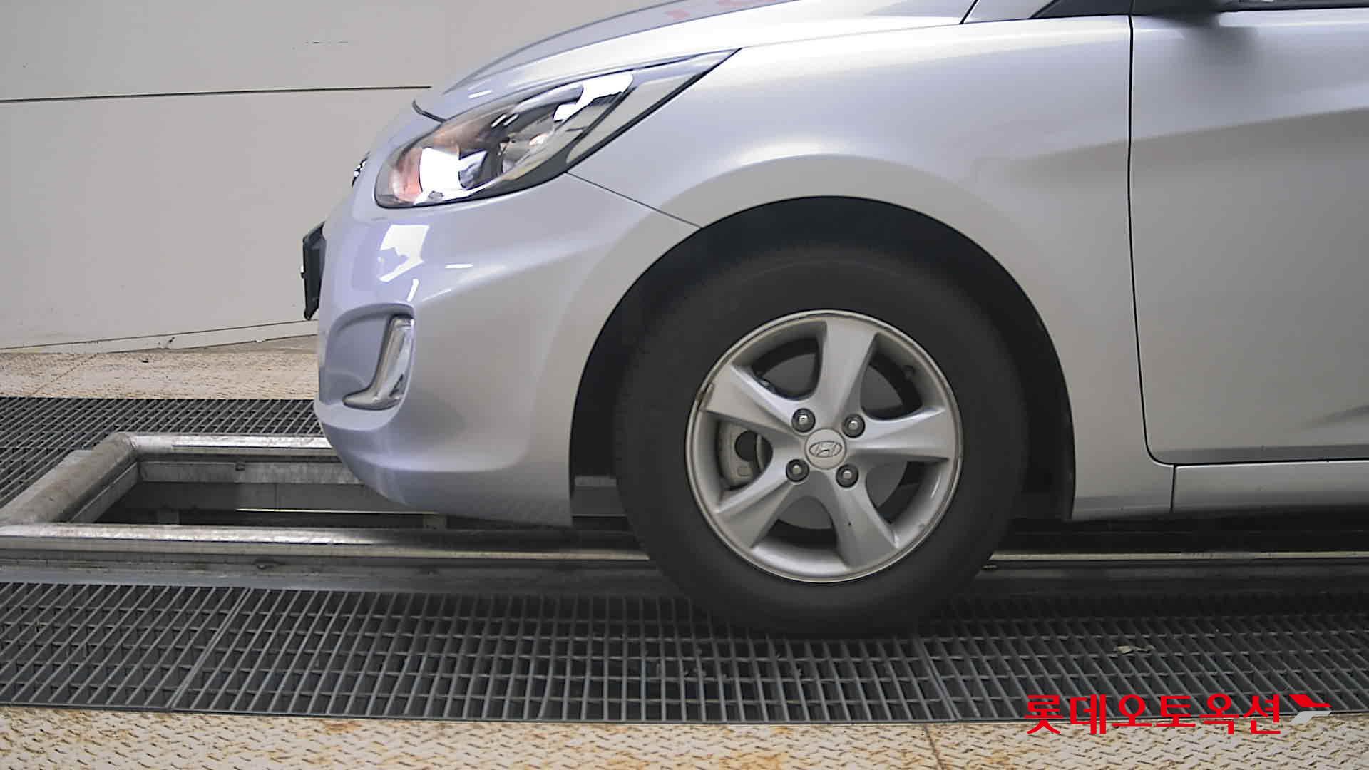 2012 - hyundai accent
