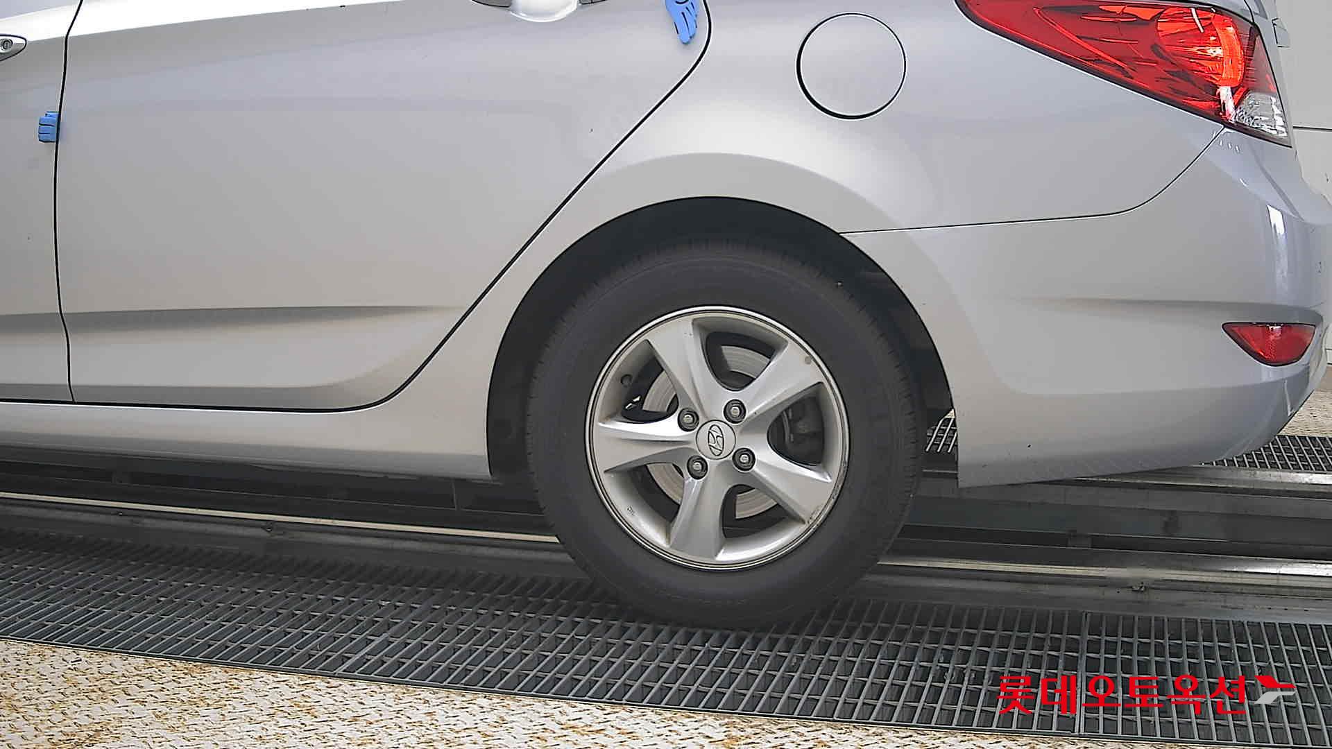 2012 - hyundai accent
