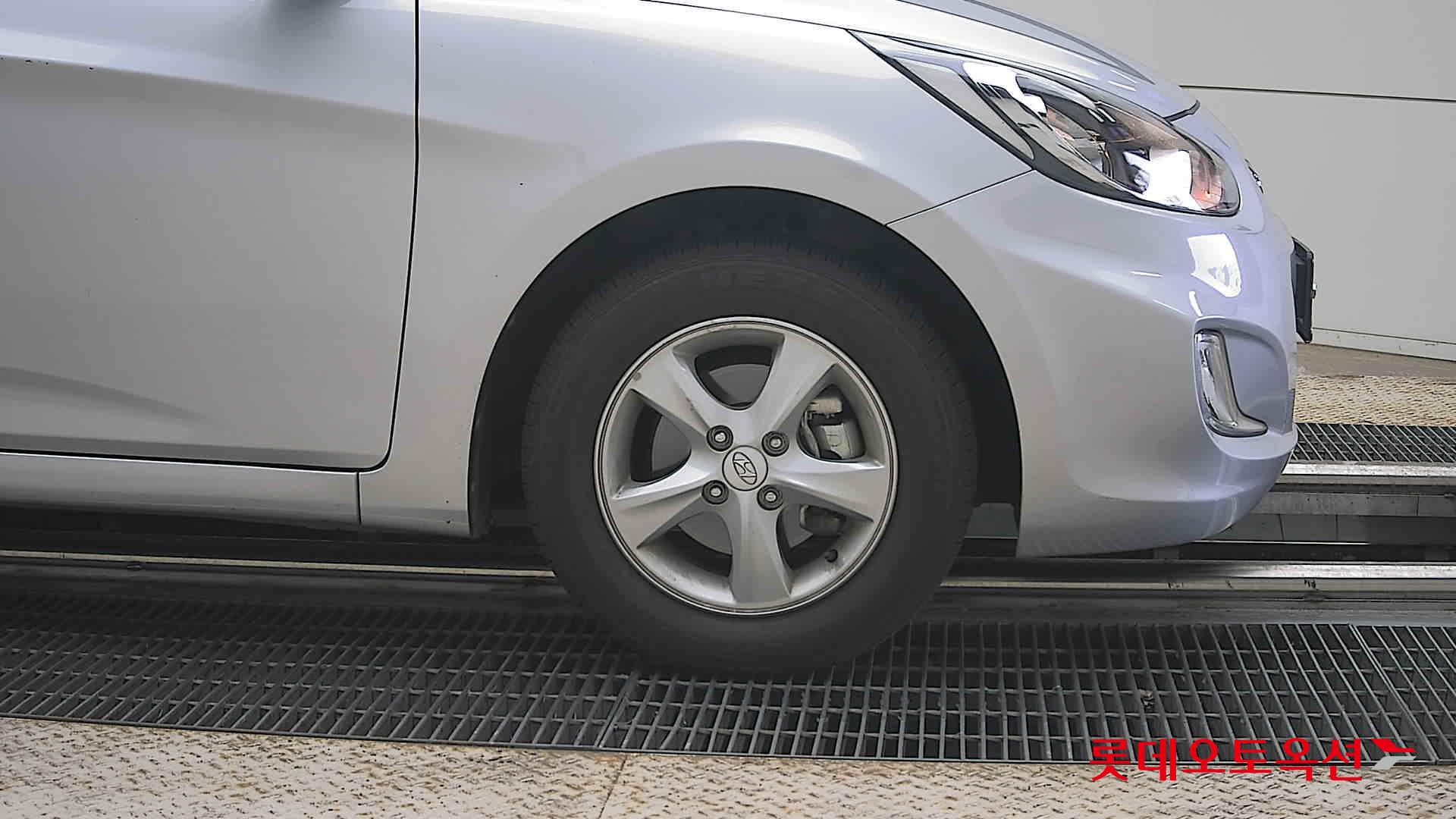 2012 - hyundai accent