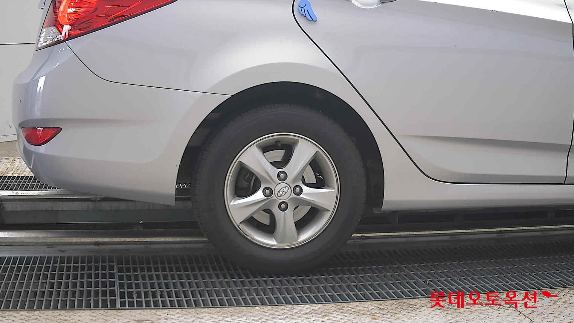 2012 - hyundai accent