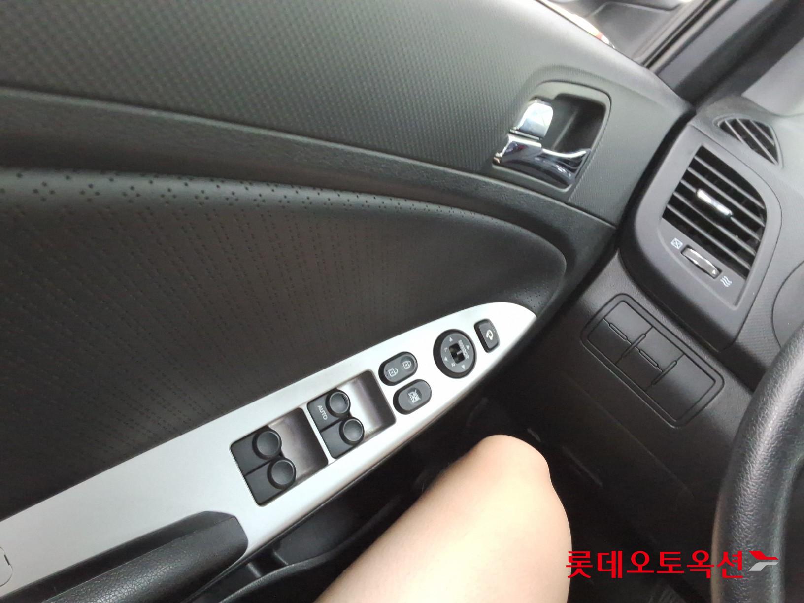 2012 - hyundai accent