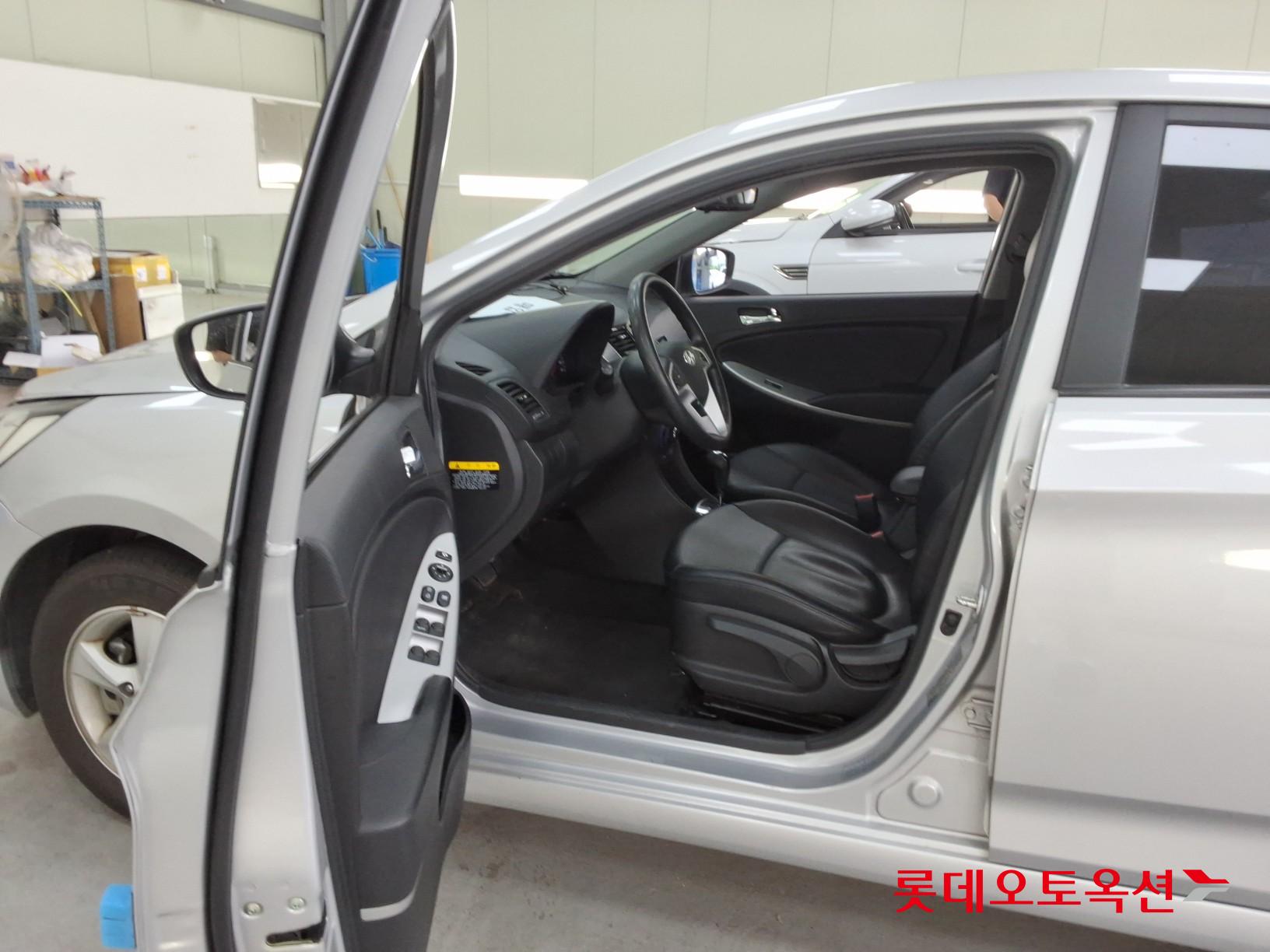 2012 - hyundai accent