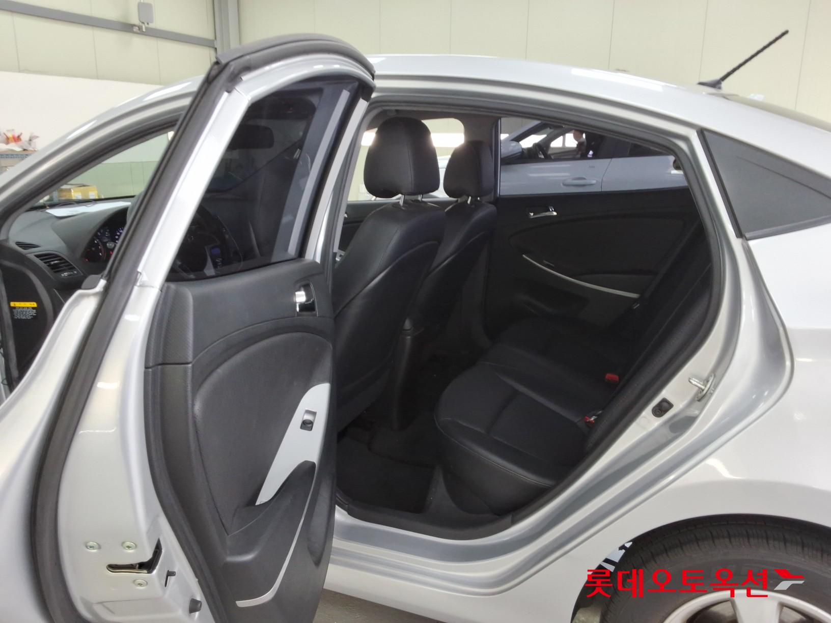 2012 - hyundai accent