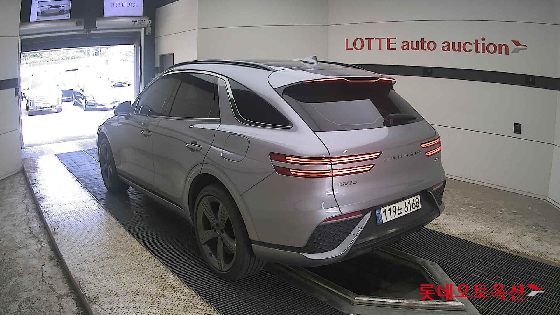 2021 - genesis gv70