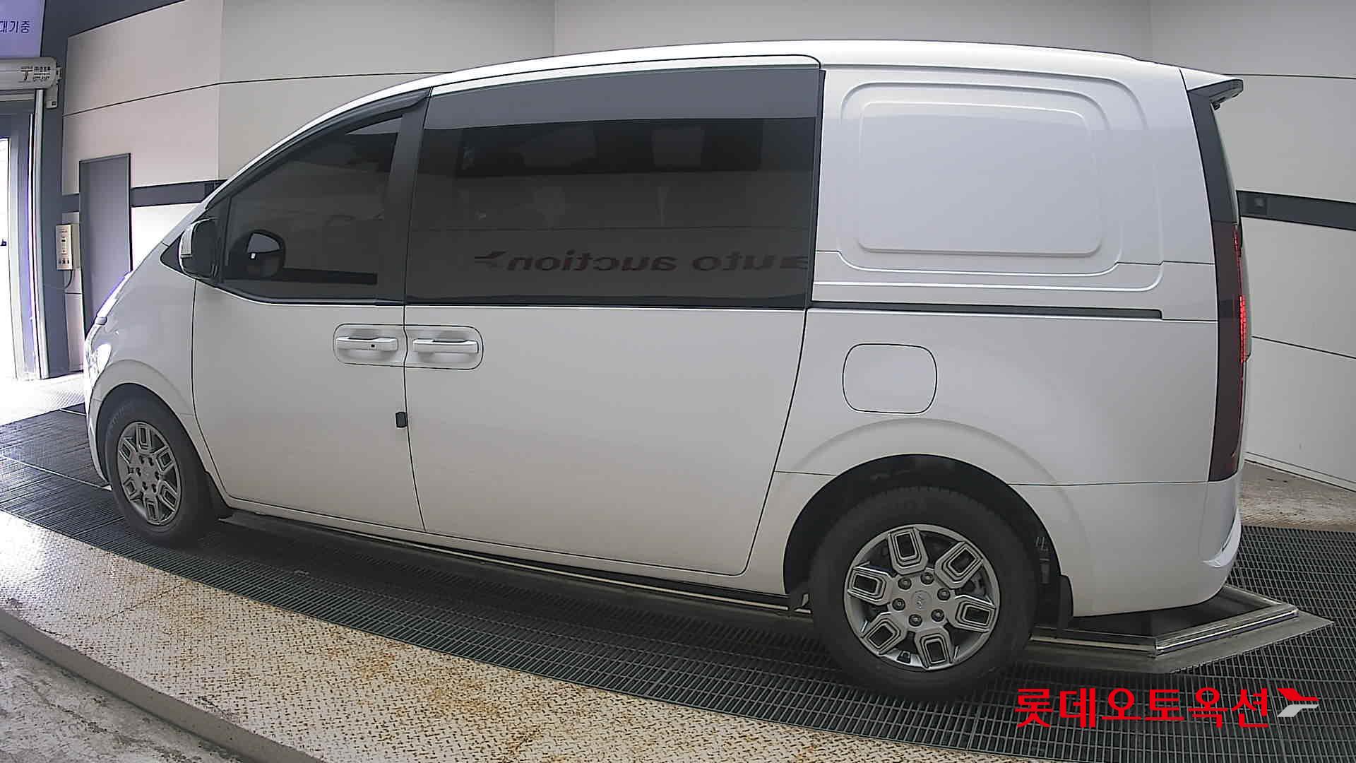 2022 - hyundai staria
