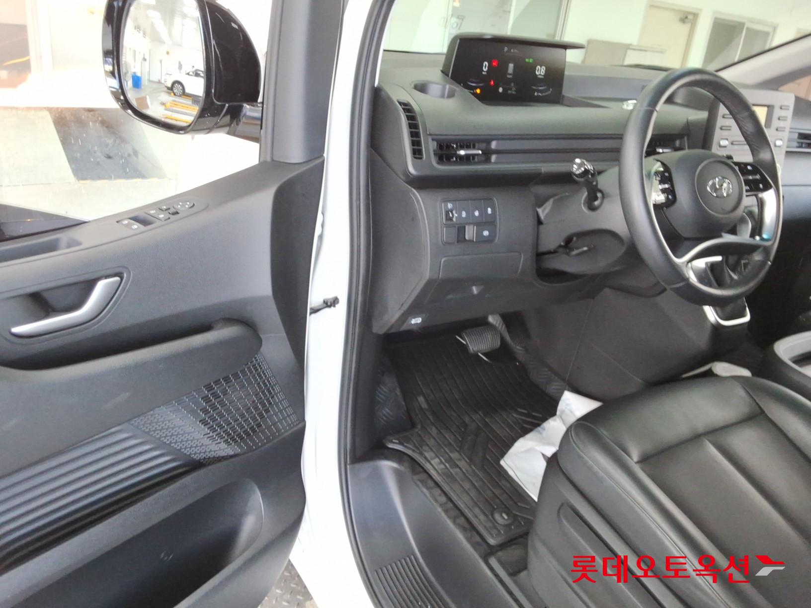 2022 - hyundai staria