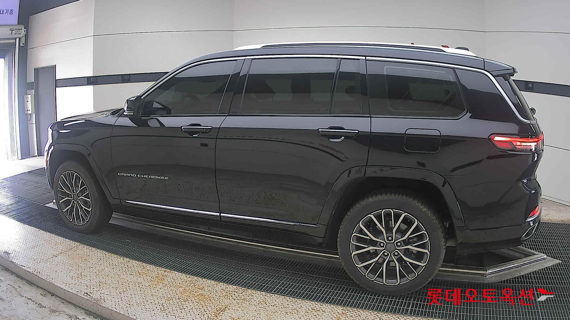2022 - jeep grand cherokee