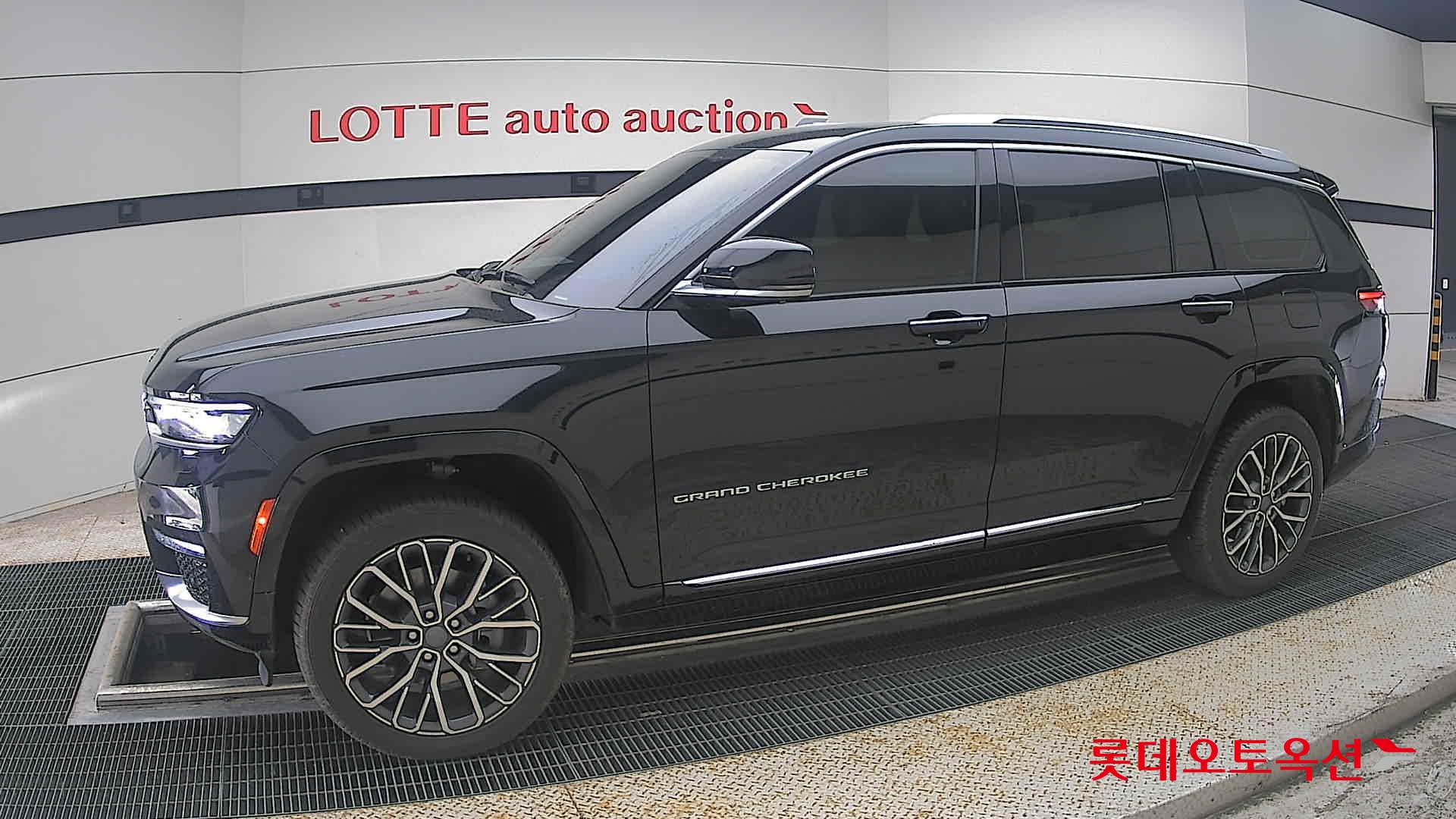 2022 - jeep grand cherokee