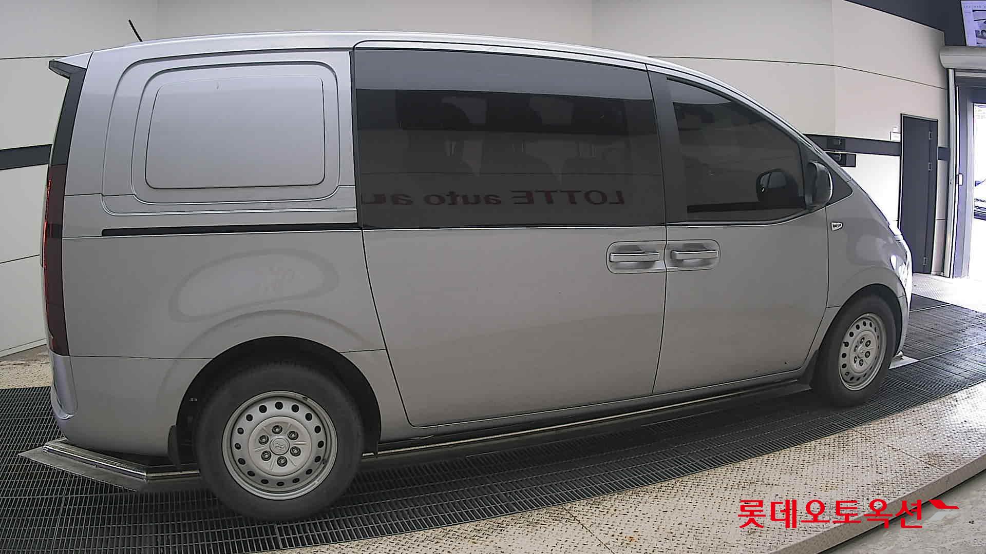 2022 - hyundai staria