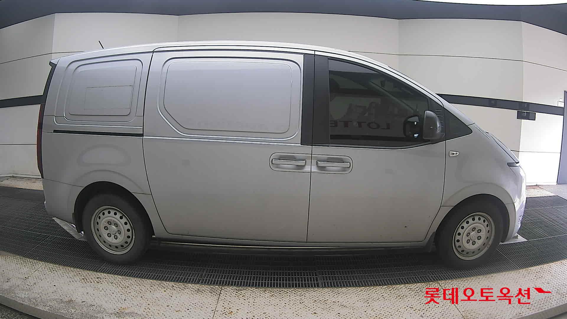 2023 - hyundai staria