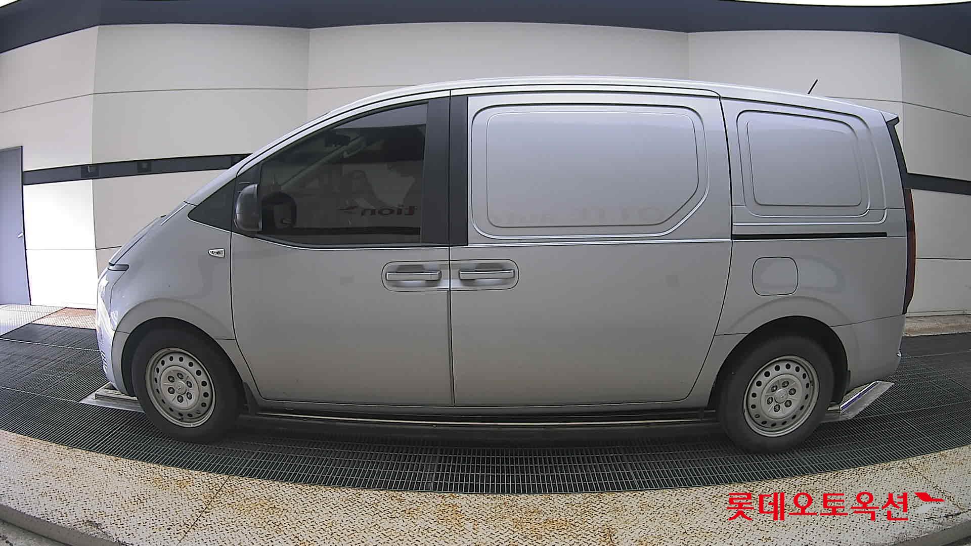 2023 - hyundai staria