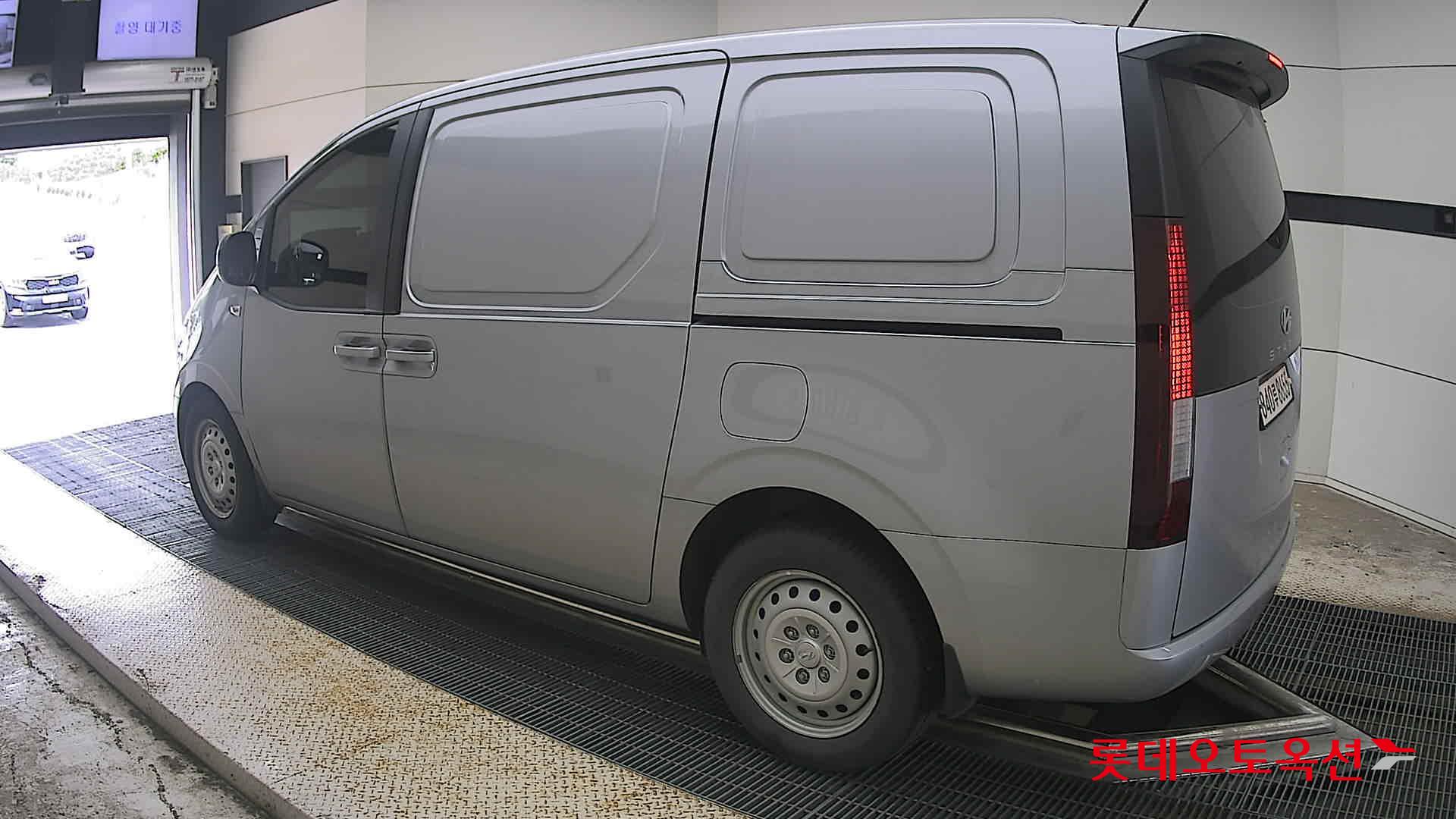 2023 - hyundai staria