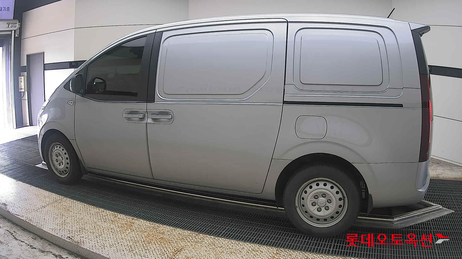 2023 - hyundai staria
