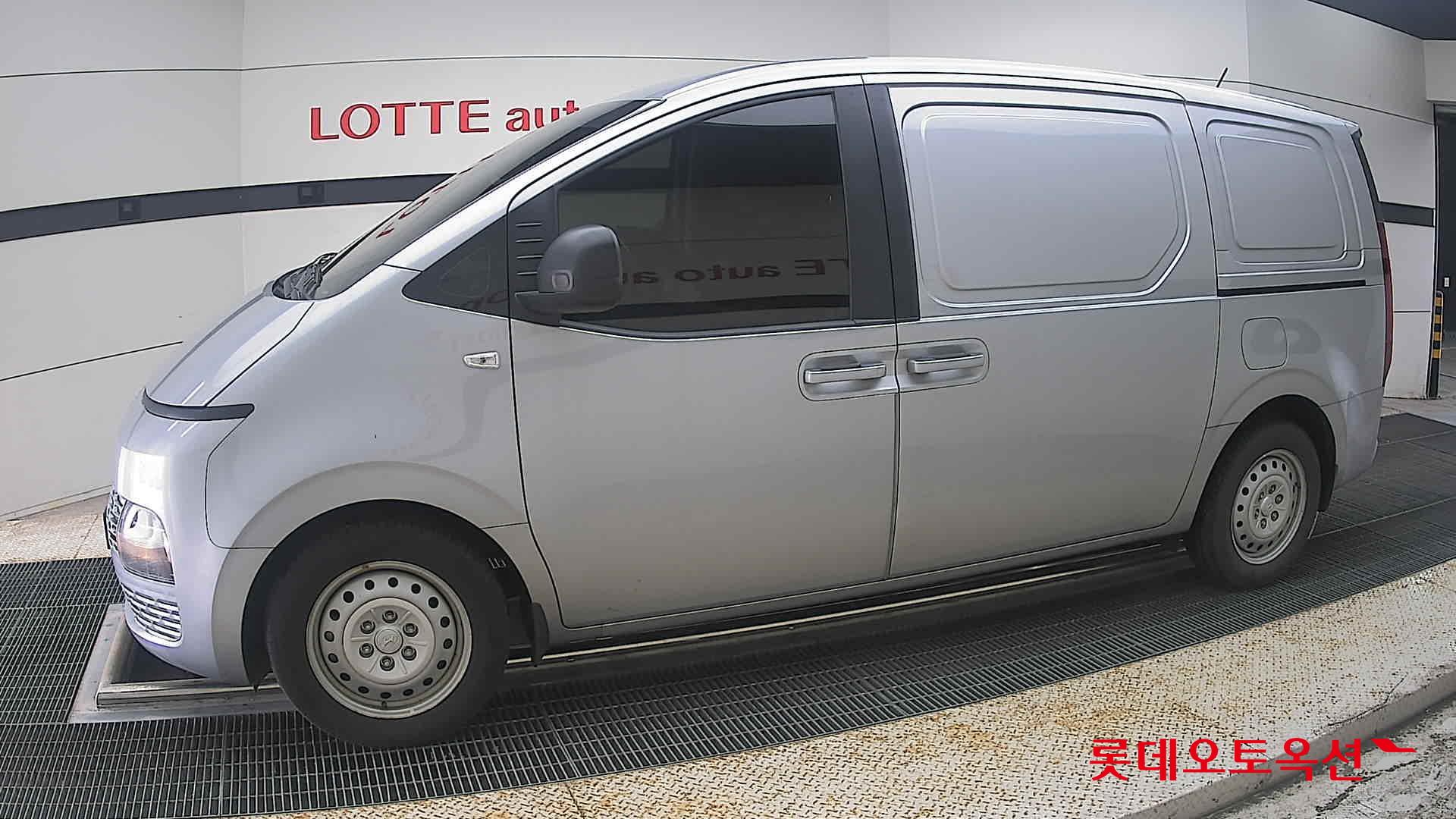 2023 - hyundai staria