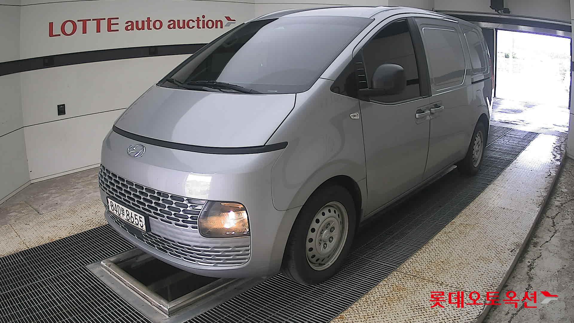 2023 - hyundai staria