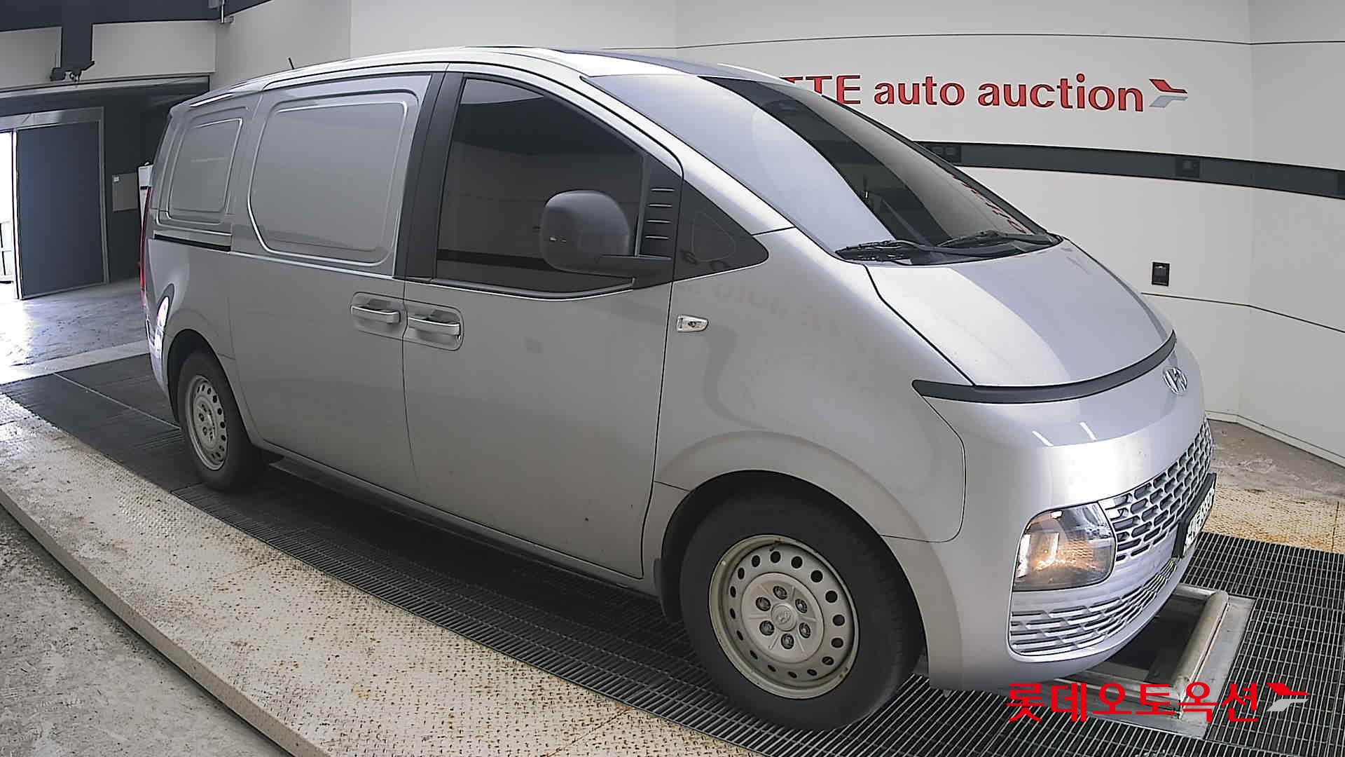 2023 - hyundai staria