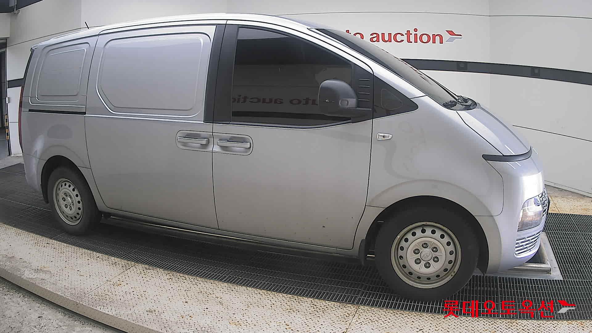 2023 - hyundai staria
