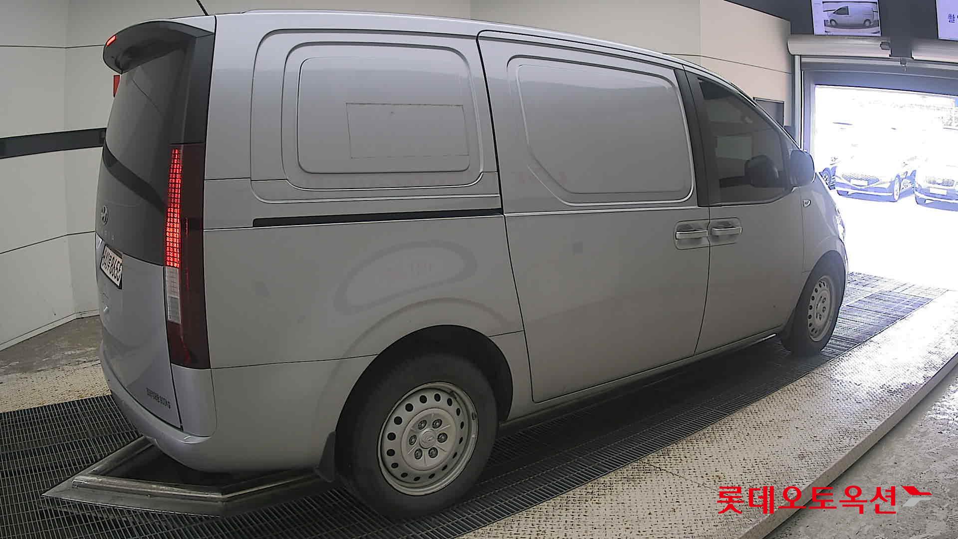 2023 - hyundai staria