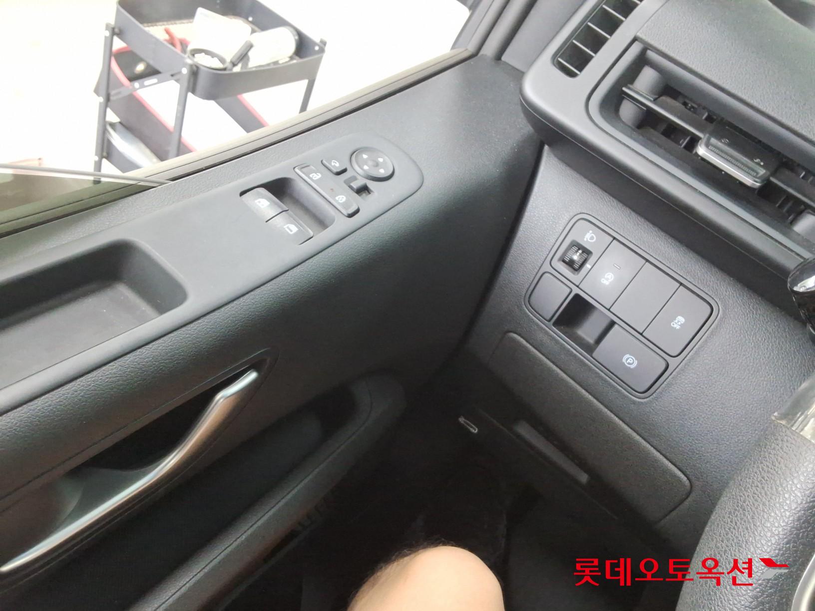 2023 - hyundai staria