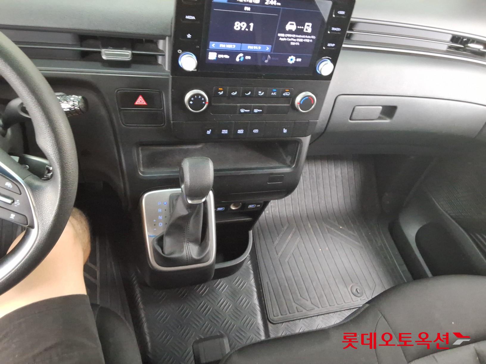 2023 - hyundai staria