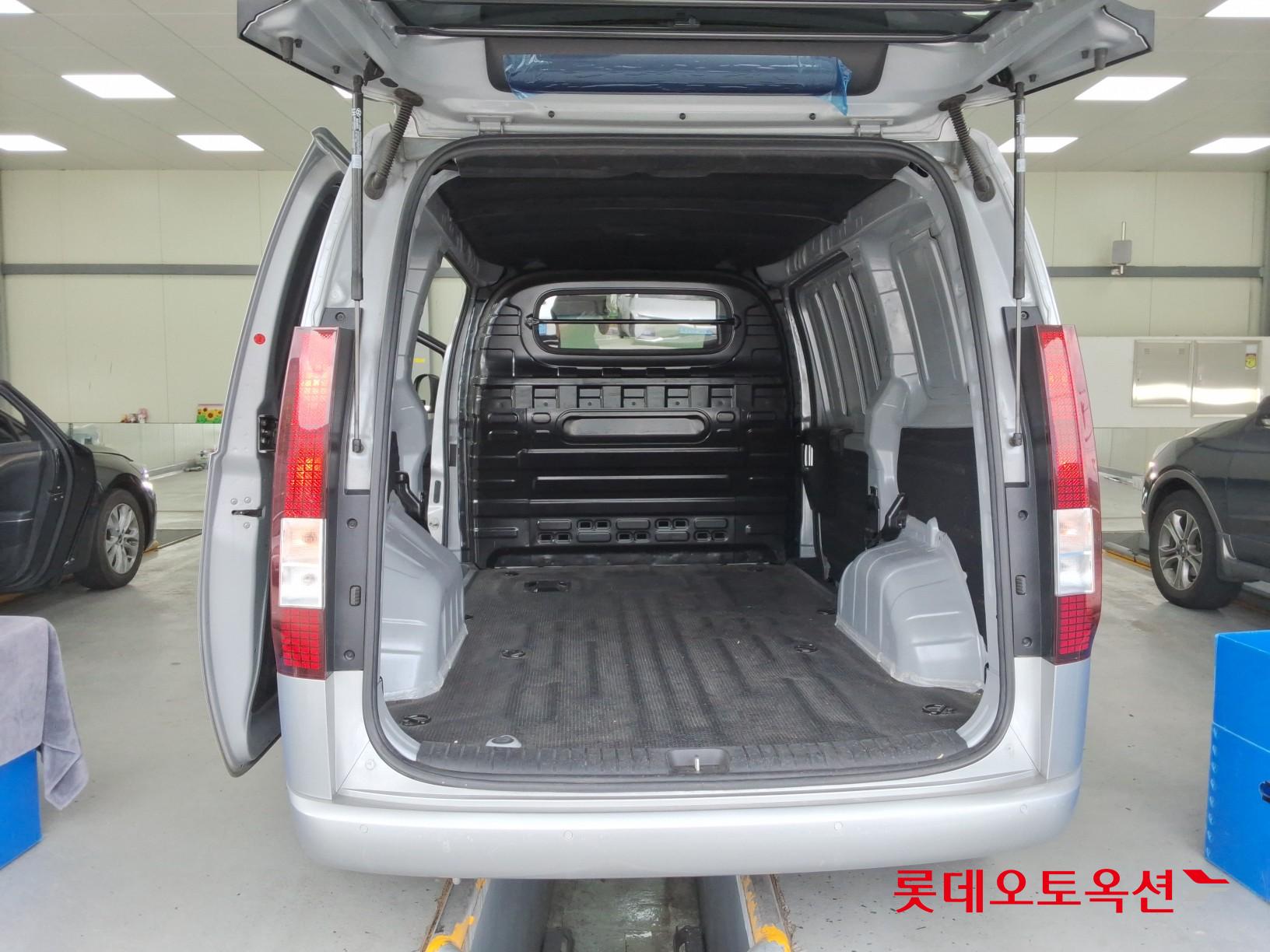 2023 - hyundai staria