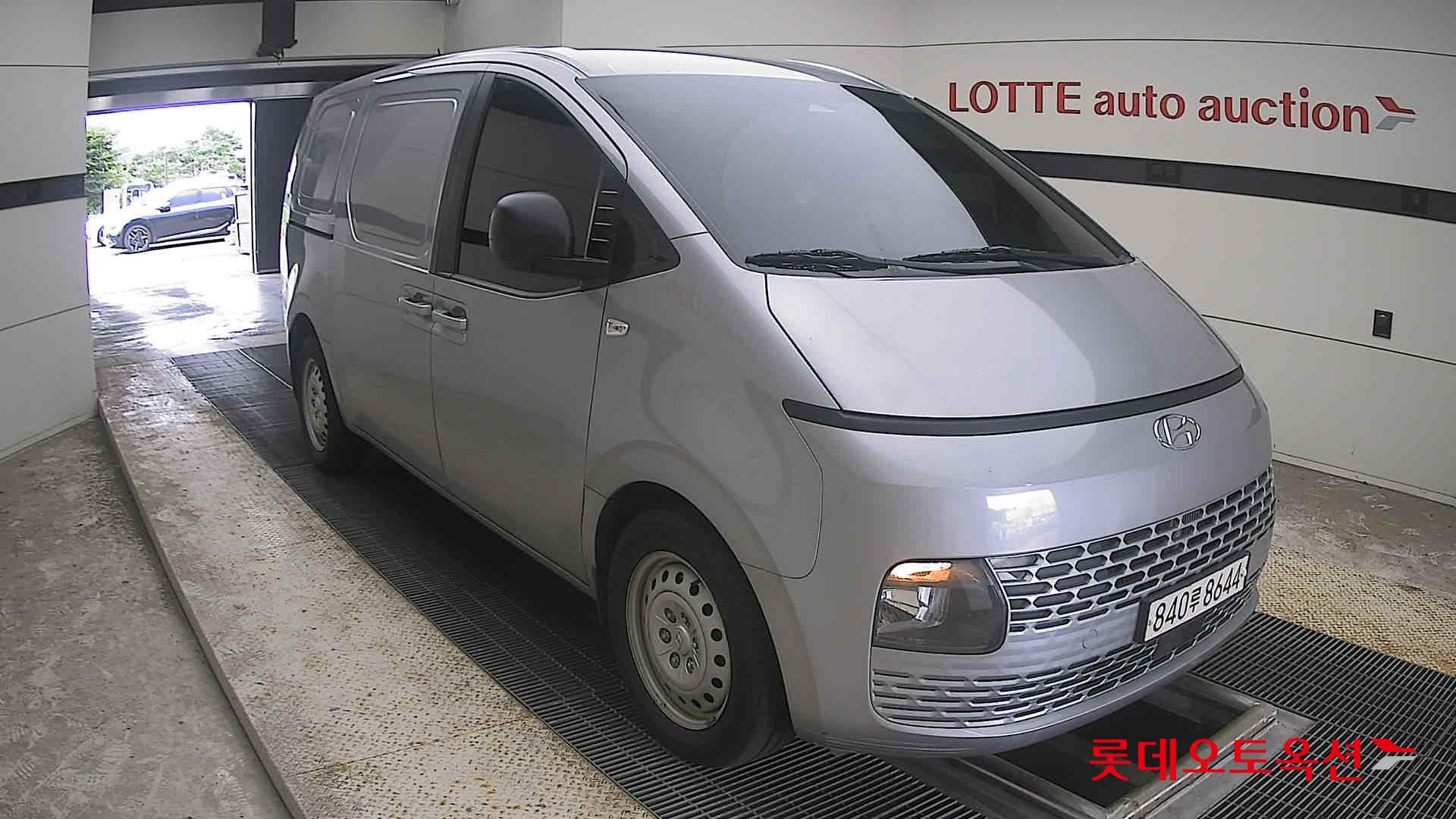 2023 - hyundai staria