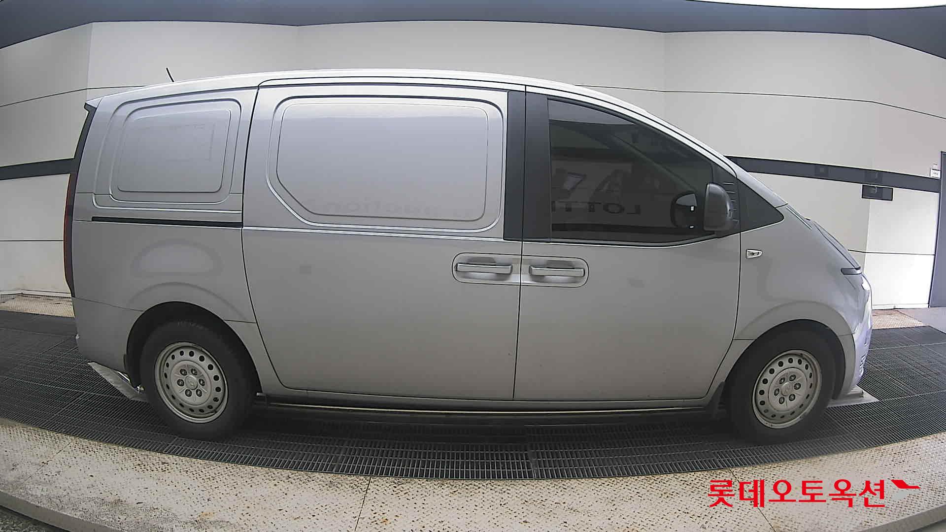2023 - hyundai staria