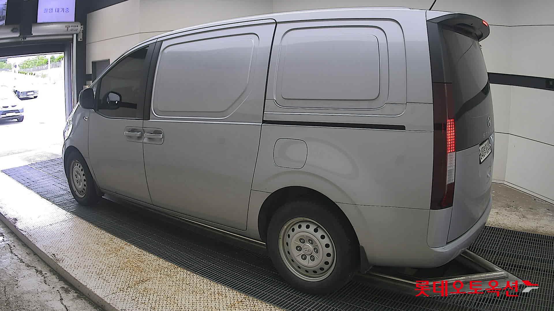 2023 - hyundai staria