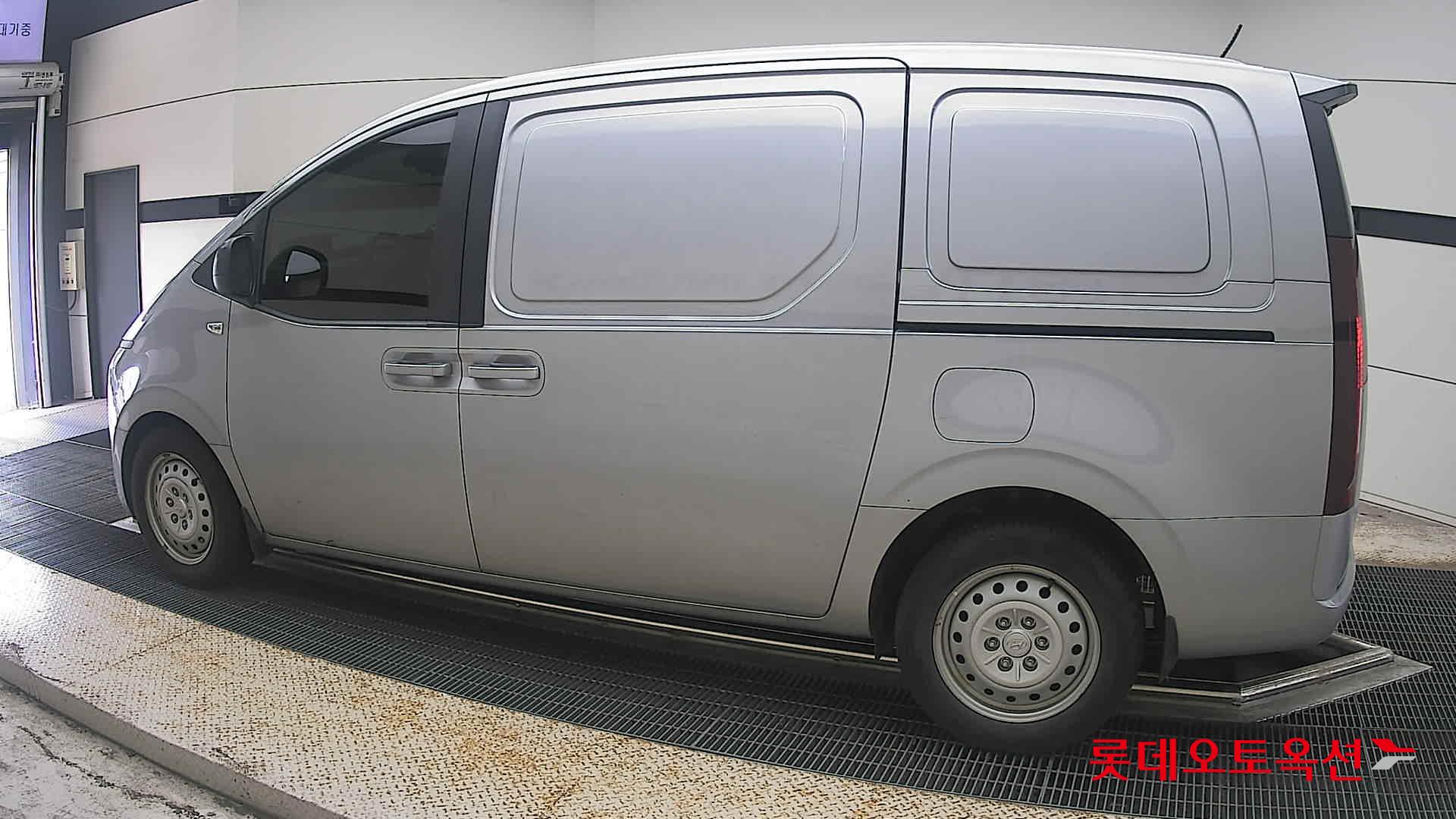 2023 - hyundai staria