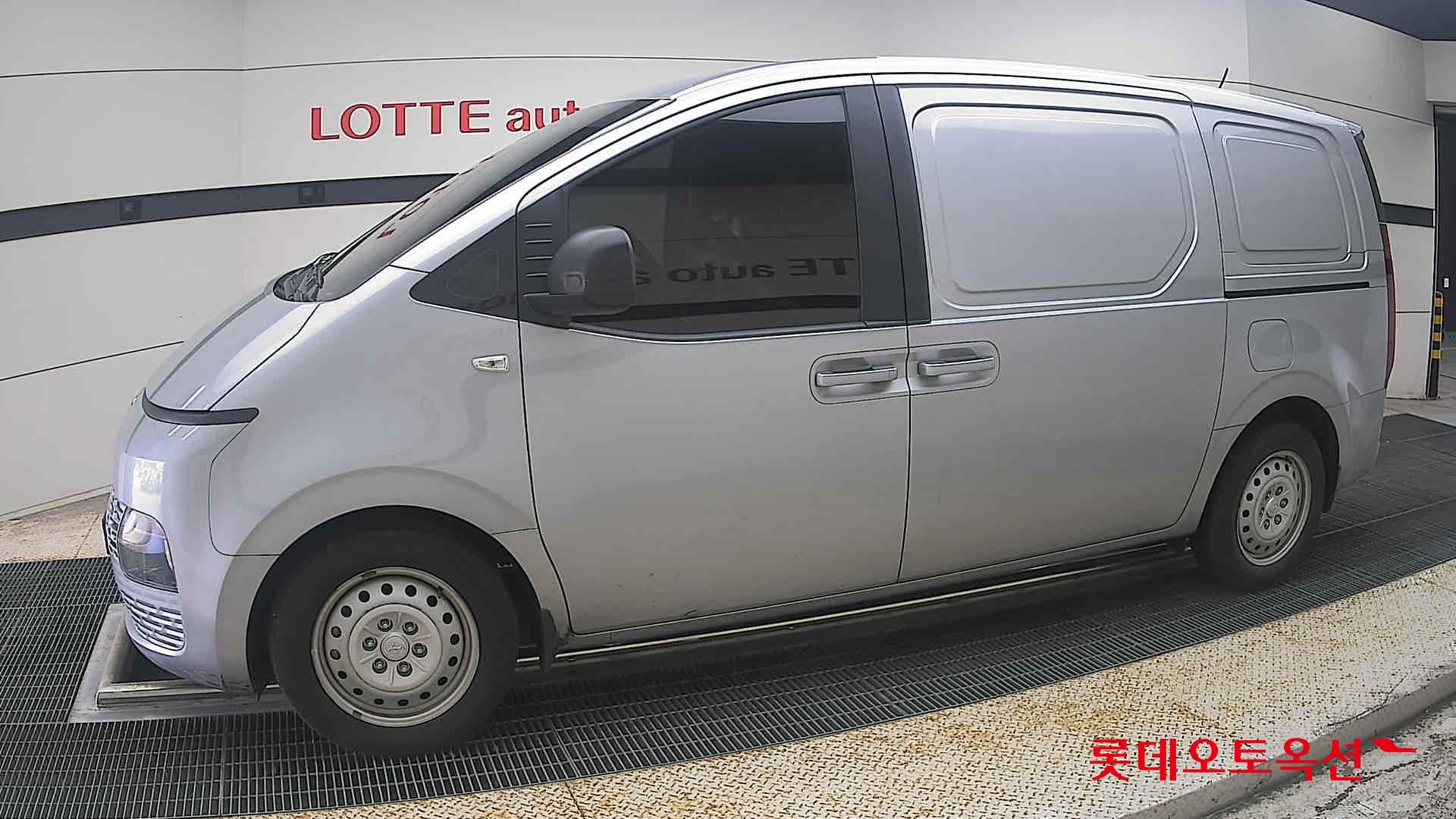 2023 - hyundai staria
