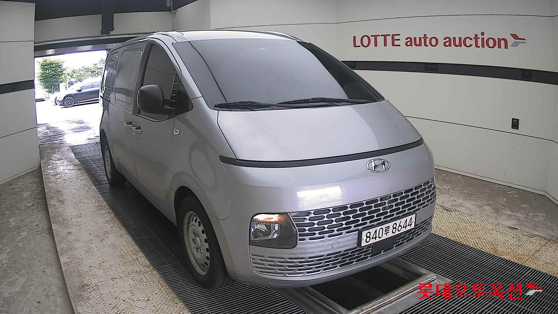 2023 - hyundai staria