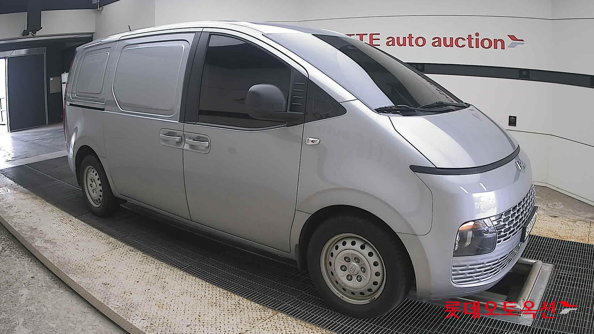 2023 - hyundai staria