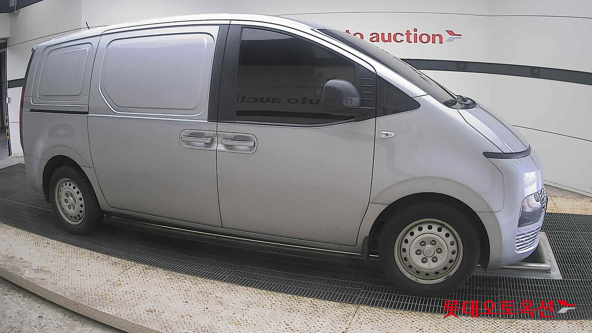 2023 - hyundai staria